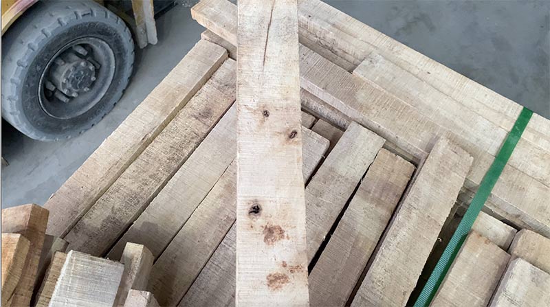 lỗi bị mắt sâu thối trên gỗ cao su xẻ sấy