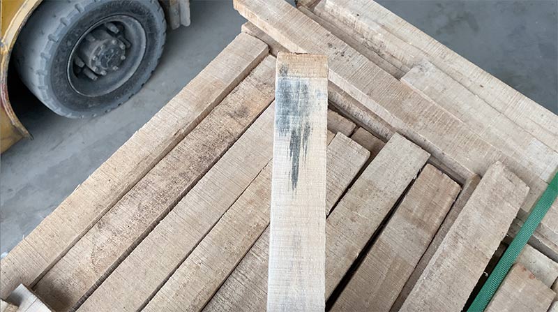 lỗi bị thâm mốc xanh trên gỗ cao su xẻ sấy