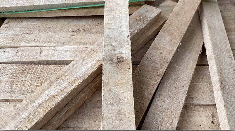 lỗi bị mắt sống trên gỗ cao su xẻ sấy