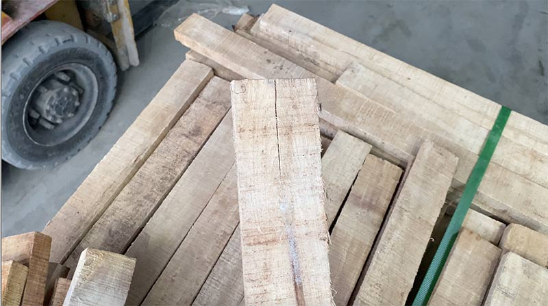 lỗi bị nứt toác trên gỗ cao su xẻ sấy