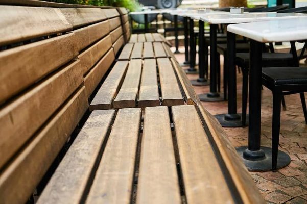 Mẫu bàn ghế cafe gỗ sân vườn