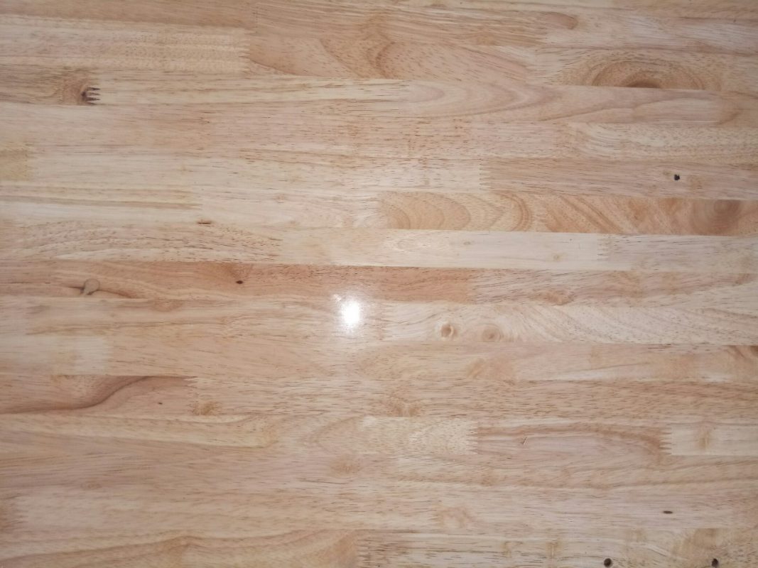 Lớp keo phủ trên bề mặt giúp bảo vệ gỗ bền đẹp và hạn chế tình trạng mối mọt