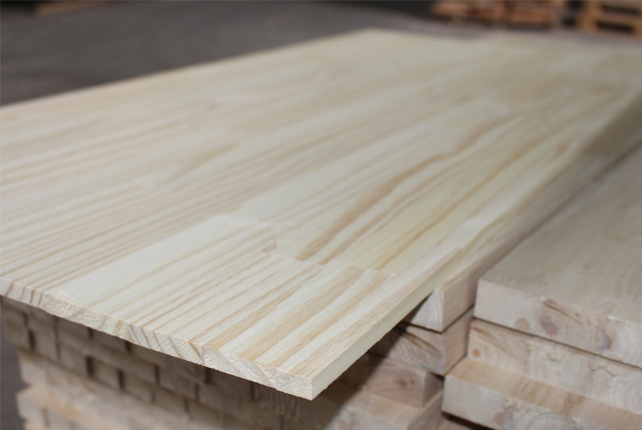 Gỗ thông ghép mộng được sản xuất từ các thanh gỗ thông tự nhiên