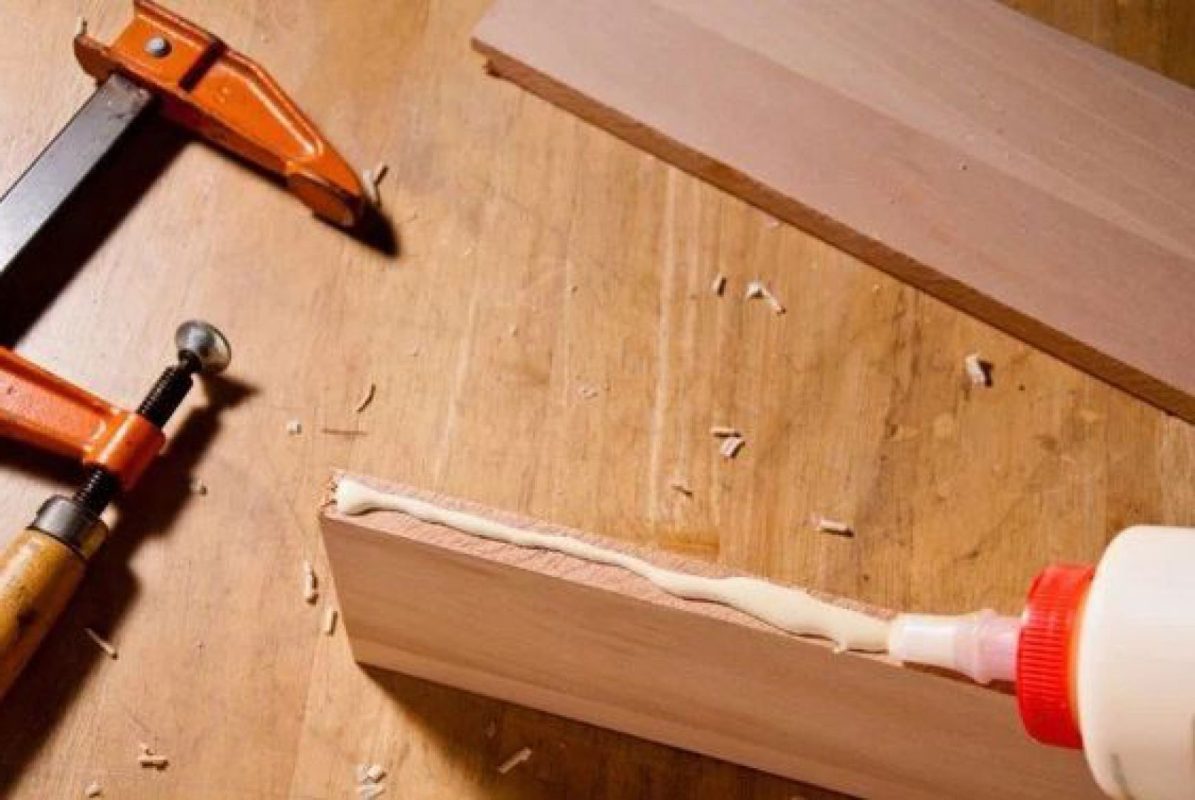 Dùng keo nối 2 thanh gỗ đơn giản tại nhà Dùng keo nối 2 thanh gỗ đơn giản tại nhà