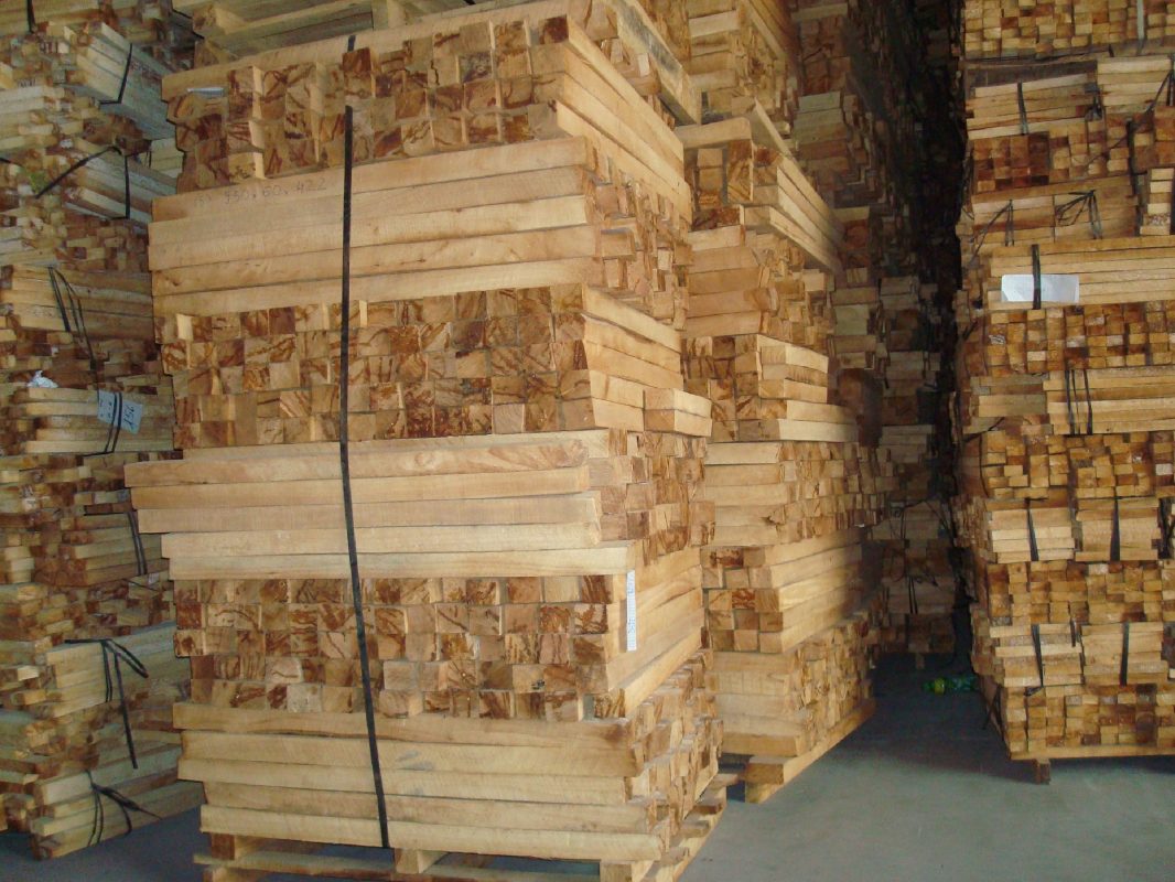 Phôi gỗ cao su nên có kiểu dáng đẹp, đồng nhất và không bị vết nứt, gãy hay méo mó Phôi gỗ cao su nên có kiểu dáng đẹp, đồng nhất và không bị vết nứt, gãy hay méo mó